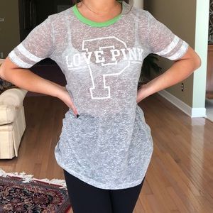 Super cute and comfy PINK VS t!!